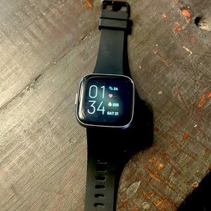 Fitbit Versa 2. Working perfectly, selling bc I don’t use it anymore.